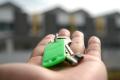 Wohnungsschlüssel in einer Hand als Symbol für Mietnomaden, Mietbetrug und immobilienbezogene Ermittlungen durch die Detektei Fahtz