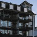 Mehrfamilienhaus mit Balkonen als Symbol für illegale Untervermietung von Wohnungen und Ermittlungen der Detektei Fahtz in Berlin