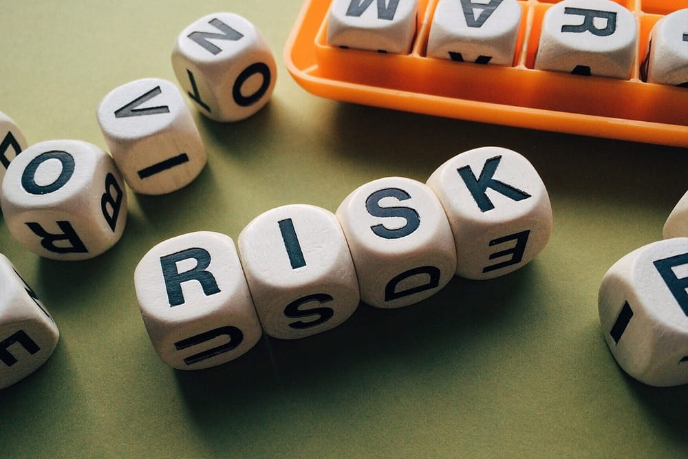 Würfel mit dem Wort Risk als Symbol für Riskmanagement, Sicherheitsanalyse und Gefahrenerkennung für Unternehmen in Berlin