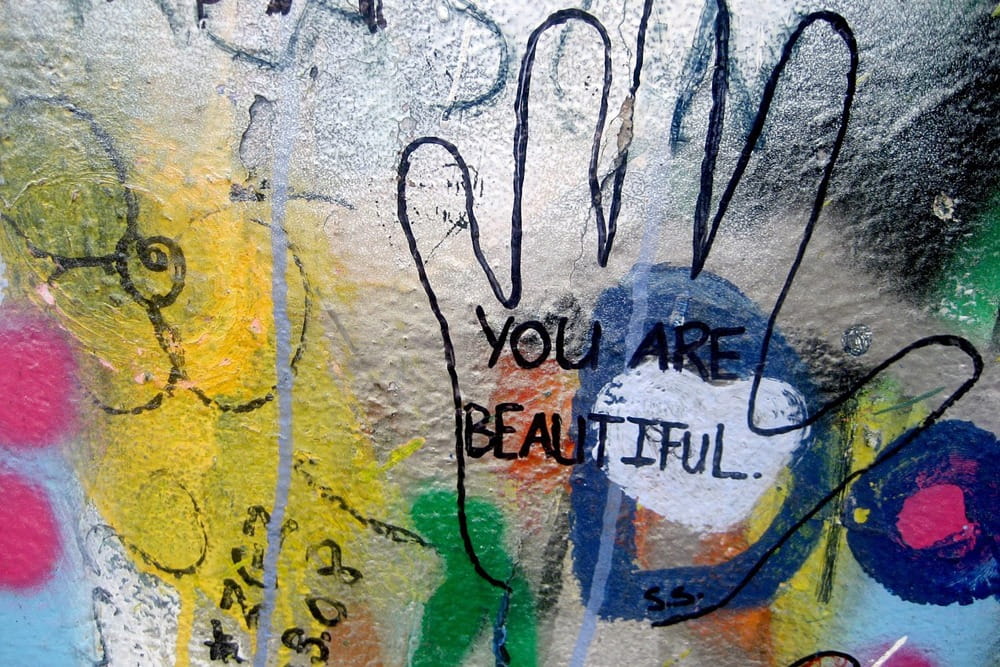 Graffiti mit Handmotiv und Schriftzug als Symbol für Cybermobbing, digitale Angriffe und die Sicherung von Online-Hinweisen durch die Detektei Fahtz