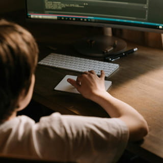 Kind sitzt am Computer als Symbol für Cybermobbing, digitale Spuren und Online-Ermittlungen der Detektei Fahtz in Berlin