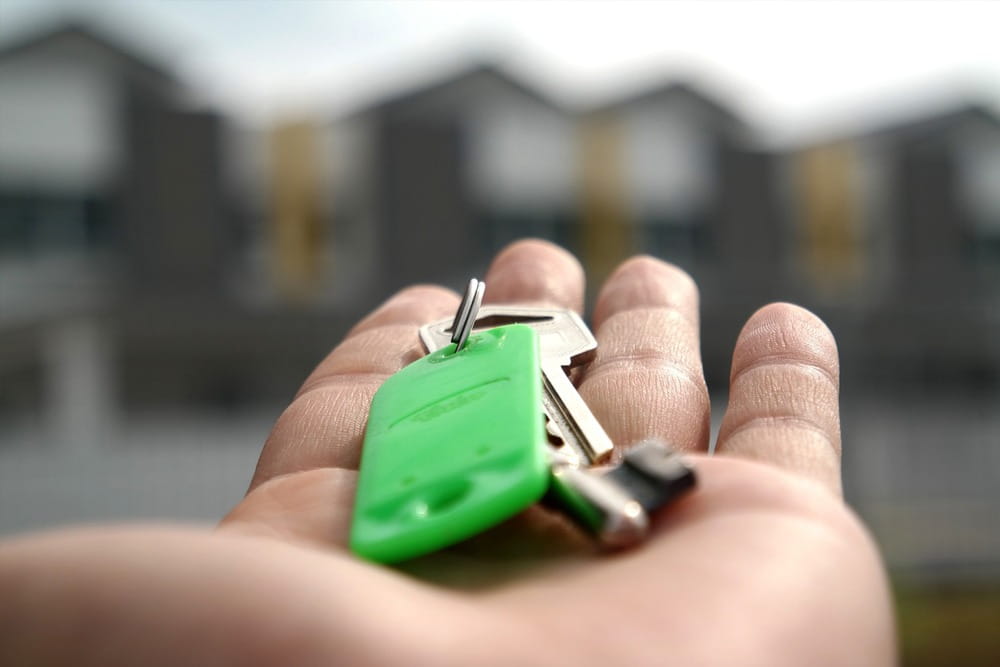 Wohnungsschlüssel in einer Hand als Symbol für Mietnomaden, Mietbetrug und immobilienbezogene Ermittlungen durch die Detektei Fahtz