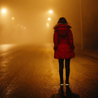 Person steht allein im Nebel als Symbol für Stalking, Nachstellung und diskrete Ermittlungen der Detektei Fahtz in Berlin