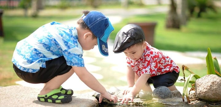 Zwei Kinder beim Spielen im Freien als Symbol für Umgangsrecht, Kindeswohl und familiäre Privatermittlungen durch die Detektei Fahtz
