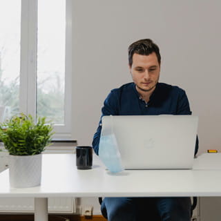 Mitarbeiter am Laptop als Symbol für Arbeitszeitbetrug, interne Prüfung und Mitarbeiterüberwachung durch eine Detektei in Berlin