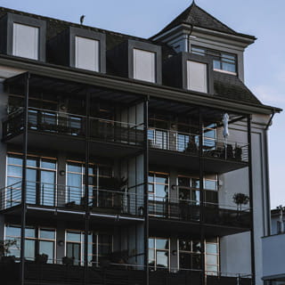 Mehrfamilienhaus mit Balkonen als Symbol für illegale Untervermietung von Wohnungen und Ermittlungen der Detektei Fahtz in Berlin