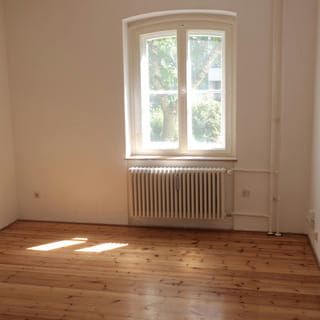 Leere Wohnung als Symbol für unerlaubte Untervermietung, Wohnungsnutzung und Beweissicherung für Vermieter und Hausverwaltungen