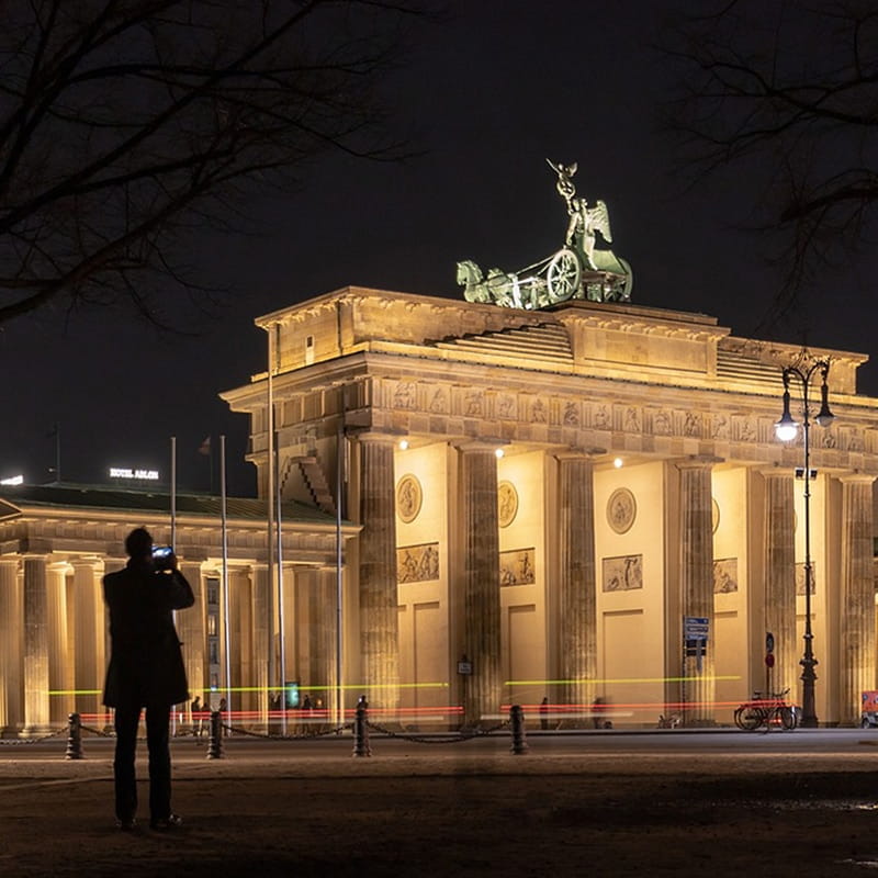 Berliner Stadtbild mit Brücke über der Spree im Morgenlicht, passend zu diskreten Ermittlungen und lokaler Detektivarbeit in Berlin