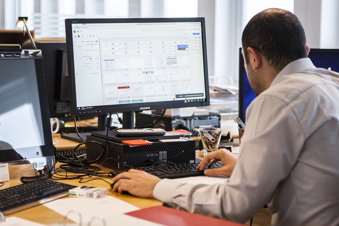 Ermittler bei der digitalen Recherche am Arbeitsplatz zur Vorbereitung wirtschaftlicher Ermittlungen in Berlin.