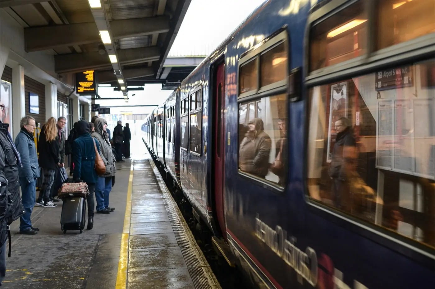 Bahnhofsszene mit einfahrendem Zug als Symbol für Observation, Bewegung und praktische Ermittlungserfahrung der Detektei Fahtz Berlin