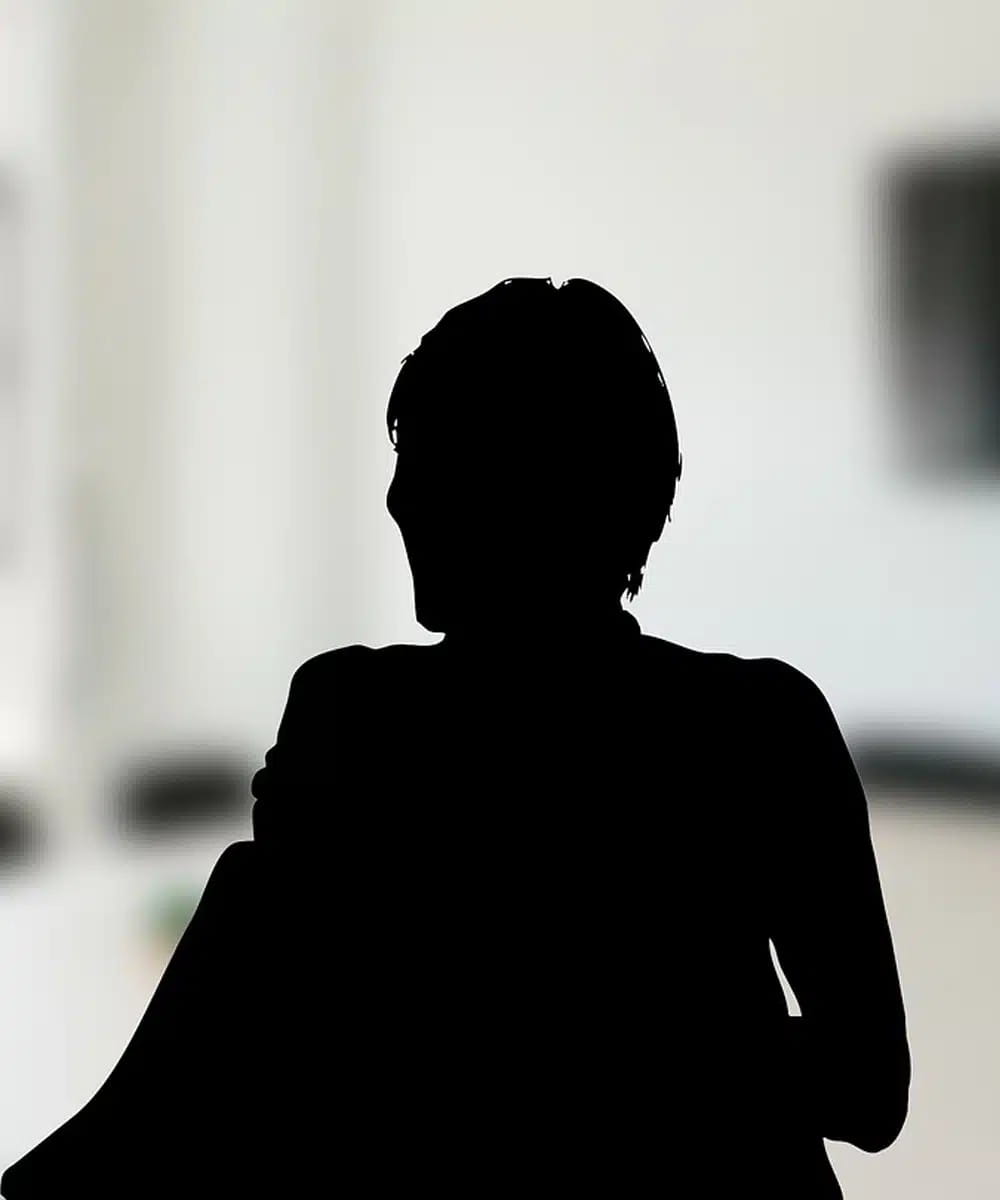 Anonyme Silhouette als Symbol für private Ermittlungen, sensible Verdachtsfälle und die diskrete Einordnung von Hinweisen durch einen Privatdetektiv in Berlin
