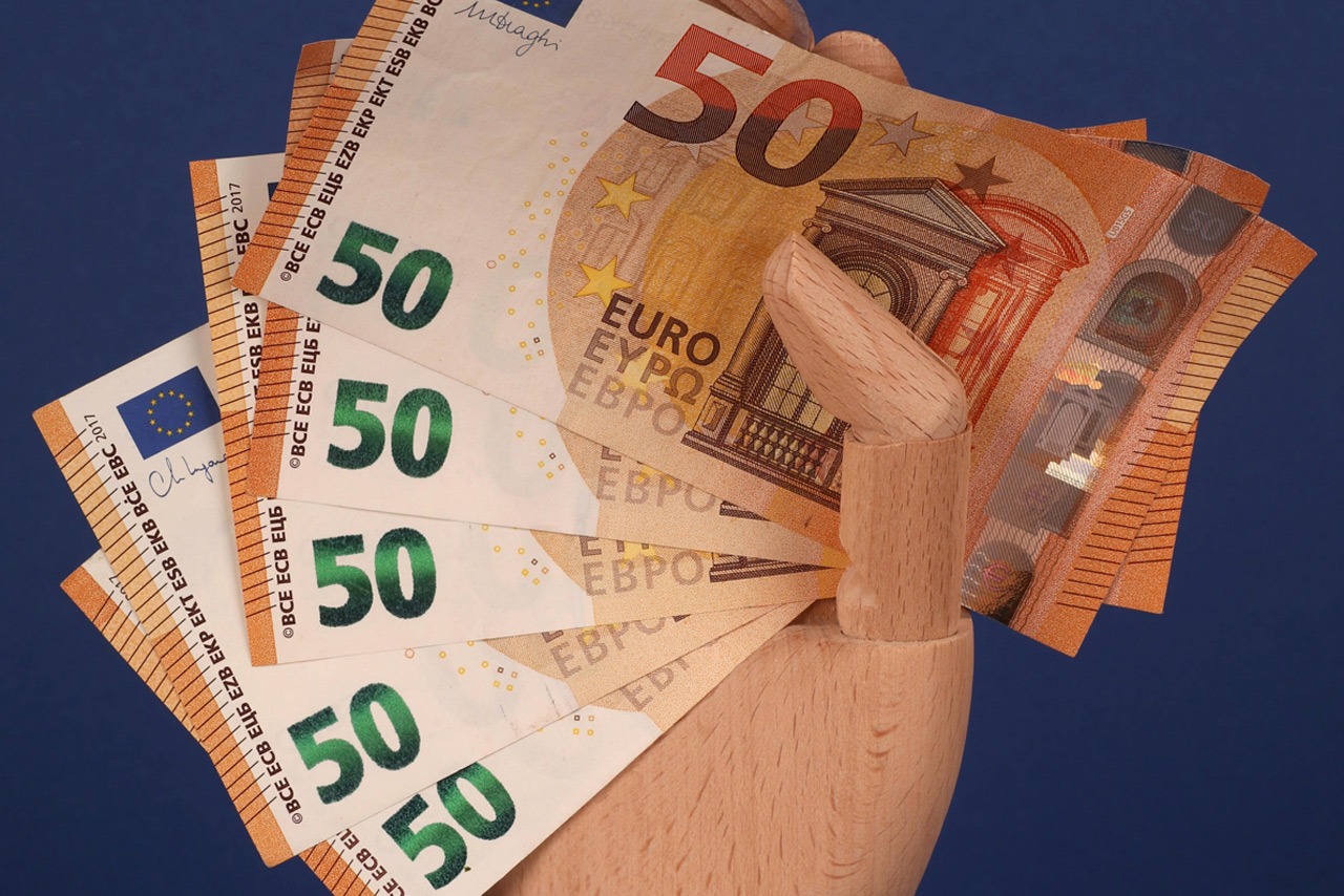 Euro Geldscheine als Symbol für wirtschaftliche Schäden, Lohnfortzahlungsbetrug und die Prüfung finanzieller Risiken durch eine Wirtschaftsdetektei in Berlin